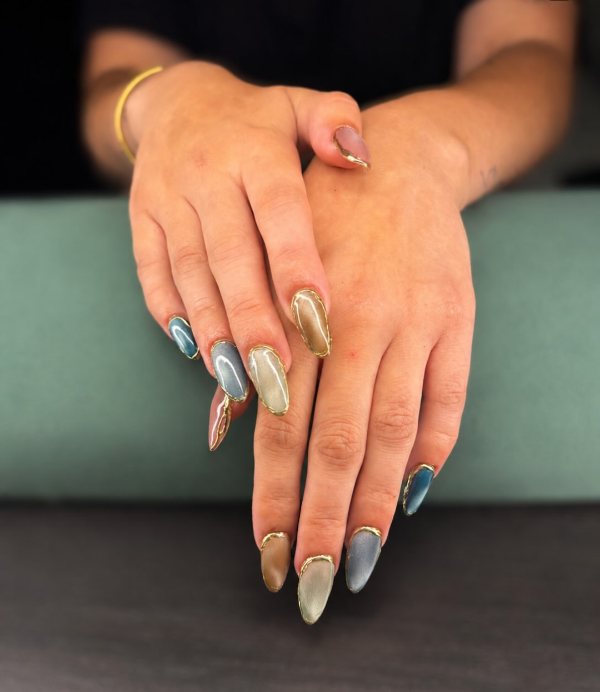 Lange Mandelform in Blau, Grau und Taupe mit goldener Einfassung